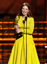 组图：朱丽安-摩尔获迷你剧最佳女主角 刘玉玲颁奖