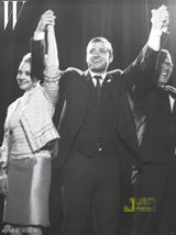 组图：贾斯汀蓄须变美国总统 《W》封面笑当政客