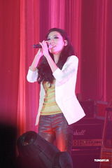 组图：曲婉婷香港音乐会 否认借版权事件炒作