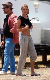 幻灯图集：《变形金刚3》新女星片场休闲不雅姿势