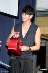 组图：粉丝齐聚何润东庆生 许愿找到自己的另一半 