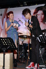 组图：谭咏麟助阵新人陈嘉嘉新专辑迷你音乐会