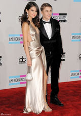 组图：比伯赛琳娜红毯深情对视 破不和传闻