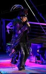 幻灯图集：美偶冠军亚当-兰伯特洛杉矶性感开唱