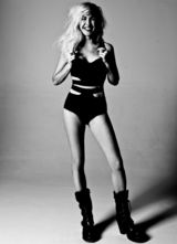 组图：绵羊音女伶渔网罩露双莓 黑纱蒙面神秘