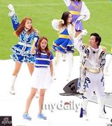 组图：刘在锡朴明秀等担任足球比赛啦啦队