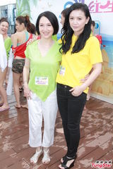 组图：白云梁政钰湿身抛胸大秀事业线