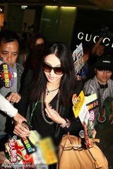 幻灯图：张柏芝秀钻戒名表 拎名牌手袋再赴内地