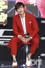 组图：李秉宪出席电影《RED2》影迷会