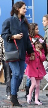 组图：凯蒂糖果店扫货庆34岁生日 苏瑞桃红套装乖巧