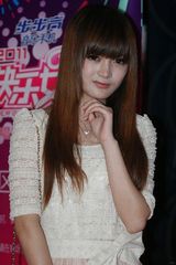 组图：杭州快女高美人PK萝莉 一边秀美腿一边比萌