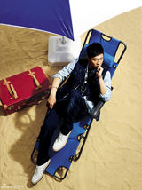 组图：杜淳封面牛仔大片 不羁范儿享惬意阳光