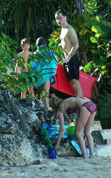 幻灯图：裘德-洛与西耶娜-米勒复合 海滨度假晒甜蜜