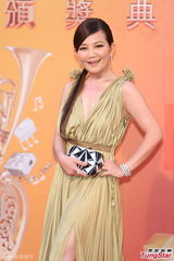 组图：性感人妻梁静茹走红毯 深V性感美腿隐现