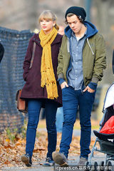 组图：泰勒与1D成员恋情浮水面 抱友人小孩显母爱