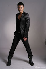 组图：亓航(启航)写真秀男人本色 古铜肤色堪比古天乐