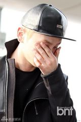 组图：韩团SHINee素颜现身机场 睡眼惺忪