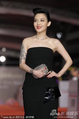 组图：范晓萱抹胸裙亮相红毯大秀手臂纹身