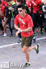 组图：宋智孝等参加长跑活动 俊美夫妇携手亮相