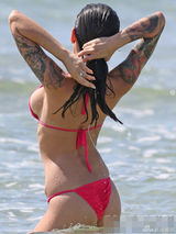 组图：辣模哈米比基尼兜巨波 大秀纹身巨钻抢眼