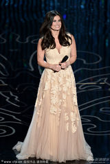 组图：伊迪娜-梅泽尔演唱《let it go》