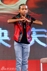 幻灯图集：《功夫梦》北京首映 成龙小史密斯秀醉拳