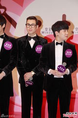 组图：韩团Block B亲民袭港 成员朴经疯狂送抱