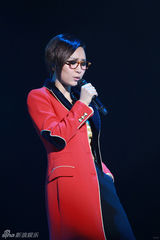 组图：周笔畅深圳演唱会全新服装 制造绿色海洋