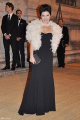 组图：钟楚红巴黎看秀露酥胸香肩典雅迷人