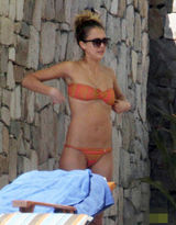 杰西卡-阿尔芭携女度假 穿比基尼当众调胸(图)