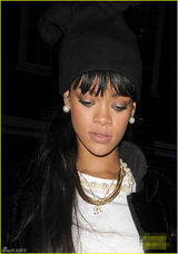 组图：蕾哈娜与男友约会 一路低头猛走面有不悦