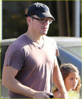 组图：马特达蒙携5岁女儿外出 手拿饮料心情好