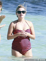 组图：迪亚兹平胸见狗仔快闪 巴里摩尔晒肥肚腩