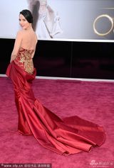 组图：奥利维亚-穆恩大红刺绣礼服显东方韵味