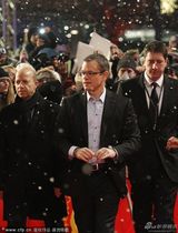 组图：《应许之地》首映 简-方达穿皮草助阵