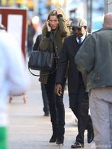 组图:吉赛尔-邦辰素颜现身街头 抚秀发气质脱俗