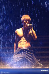 组图：吴克群个唱湿身秀腹肌 和女模互摸掀高潮