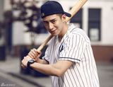 组图：鲁诺潮范写真 棒球衫活力十足