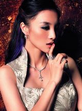 组图：章龄之珠宝写真尽显奢华哥特风