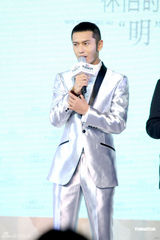 高清组图：黄晓明出席某活动 怀旧经典装出席