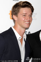 组图：莉莉亮相《作家们》首映 施瓦辛格儿子帅气