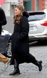 组图：索菲亚-维加拉摩登现身《衰落舞男》片场