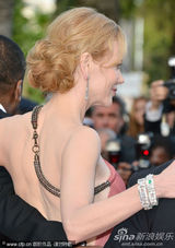 组图：妮可戛纳走秀风情露背 真空激凸艳光四射