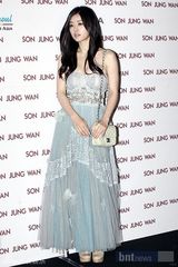 组图：f(x)宋茜与朴宰范全慧彬等众星云集时尚秀场