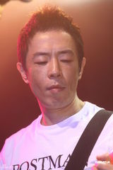 组图：黄贯中台北开唱 “头号粉丝”朱茵现身支持