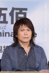 组图：伍佰不戴墨镜亮相 装嫩称自己还年轻