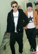 组图：周杰伦到港宣传新碟 机场亲切对粉丝