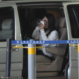 组图：杨钰莹现身机场 为保靓丽容颜上车补妆