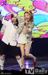 组图：EXO《MCD》华丽演出 2NE1回归登台