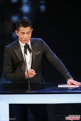 组图：郭富城颁发金像奖最佳导演 为寒战欢呼